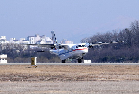 18일 오후12시 2분 日 크루즈선에 탑승한 우리 국민의 국내 이송을 위해 정부 전용기(VCN-235)가 일본으로 출발했다. 사진=공군 제공
