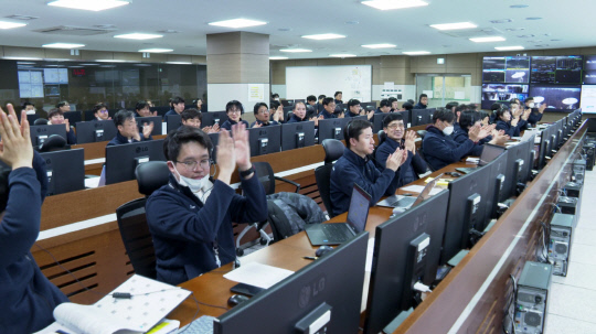 19일 오전 7시 18분 독자 기술로 개발한 환경위성인 천리안 2B호가 성공적으로 발사됐다. 대전 한국항공우주연구원에서 연구진들이 박수를 치며 기뻐하고 있다.사진=한국항공우주연구원 동영상 캡쳐
