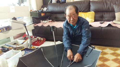 19일 중구 태평2동에 거주하는 정동승(83)씨가 고장난 우산을 수리하고 있다. 정씨는 수리된 우산을 행정복지센터 등 이웃에게 기증하고 있다. 사진=중구청 제공
