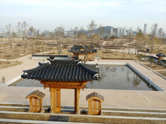 한국 전통 정원 양식을 감상할 수 있는 주합루에서 내려다 본 전경. 이용민 기자

