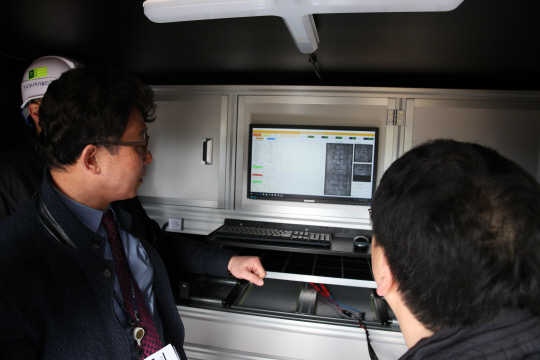 한국에너지기술연구원 태양광연구단이 이동형 검사·진단 플랫폼을 시연해보이고 있다.사진=한국에너지기술연구원 제공
