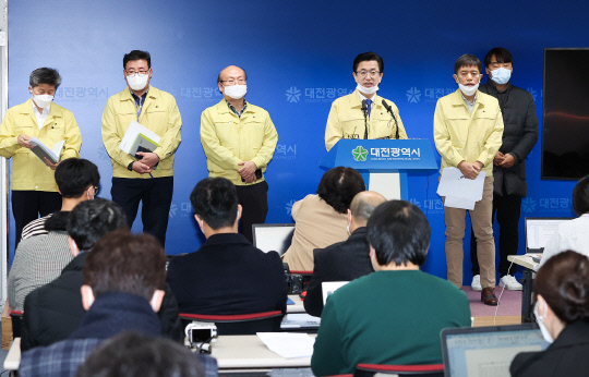 허태정(왼쪽 네번째) 대전시장이 24일 `코로나19 심각단계 대응계획`을 발표하고 있다. 사진=대전시 제공
