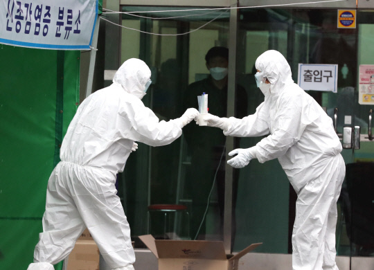 25일 대전 유성보건소 직원들이 의심환자의 검체를 채취하고 있다. 빈운용 기자
