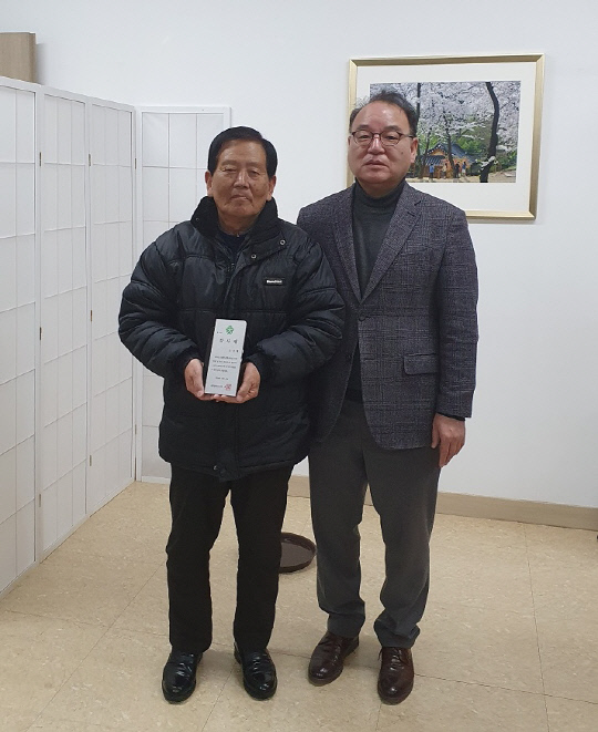 조진형 선생(왼쪽)이 대전시립박물관에 유물을 기증한 공로로 윤환 대전시립박물관장에게 감사패를 받고 기념 사진을 찍고 있다. 사진=대전시립박물관 제공
