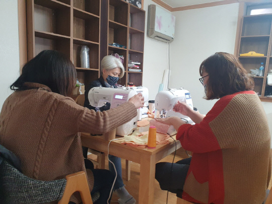 지난달 28일 대전마을활동가포럼, 서구마을넷 소속 활동가들이 지역 노인을 위해 면마스크 200개를 제작했다. 사진=대전시 제공
