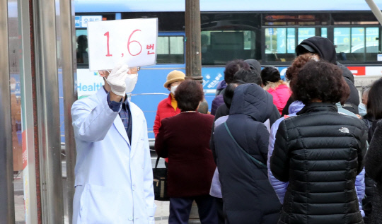 마스크 5부제가  시행된 9일 대전시 서구 둔산동의 한 약국앞에서 약사가 기다리는 시민들에게 출생년도 1,6년생만 마스크를 구매할수 있다고 안내하고 있다. 빈운용 기자 
