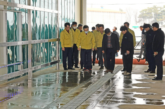 김석환 홍성군수가 9일 코로나19 방역에 활용하기 위해 거점소독시설을 점검하고 있다. 사진=홍성군 제공
