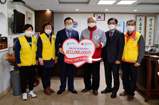 김석환(왼쪽 세번째) 홍성군수가 10일 군청 직원들이 십시일반으로 모은 코로나19 성금 1200만원을 대한적십자사 충남지사에 기탁하고 있다. 사진=홍성군 제공
