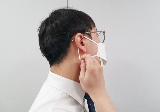 한 직장인이 장시간 마스크 착용으로 인한 귀 통증을 호소하고 있다.
사진=대전자생한방병원 제공
