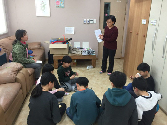 조은영 한국전자통신연구원(ETRI) 책임연구원은 15년째 봉사활동을 이어오고 있다. 조 책임연구원이 늘사랑아동센터에서 센터 아동들과 시간을 보내고 있다.사진=ETRI 제공
