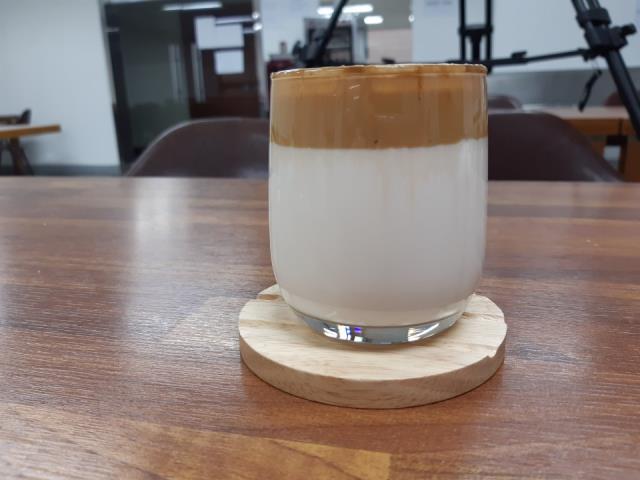 직접 만든 달고나 커피. 사진=김정원 기자