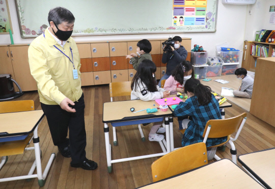17일 박백범 교육부 차관이 대전 노은초등학교 돌봄교실을 둘러보고 있다. 빈운용 기자

