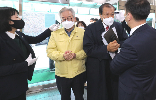 종교시설 현장점검에 나선 김재혁 정무부시장이 22일 중문교회에서 발열검사를 받고 있다. 빈운용 기자
