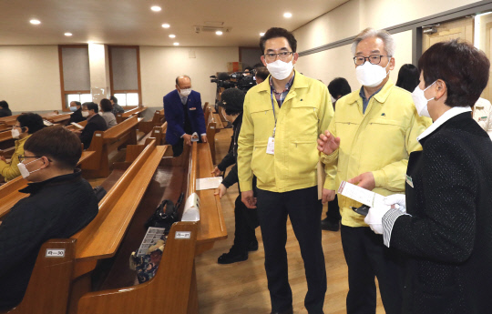 22일 김재혁 정무부시장이 대전시 서구 갈마동 중문교회에 예배현장을 점검하고 있다. 빈운용 기자
