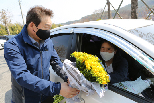 홍성군이 화훼농가를 돕기 위해 드라이브 스루 방식으로 봄꽃 나누기를 진행하고 있다. 사진=홍성군 제공
