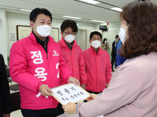 4.15 총선 후보등록이 시작된 26일 대전시 서구 둔산동 대덕구 선거관리위원회에서 정용기 미래통합당 후보가 후보등록을 하고 있다. 빈운용 기
