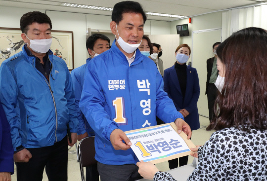 4.15 총선 후보등록이 시작된 26일 대전시 서구 둔산동 대덕구 선거관리위원회에서 박영순 더불어민주당 후보가 후보등록을 하고 있다. 빈운용 기
