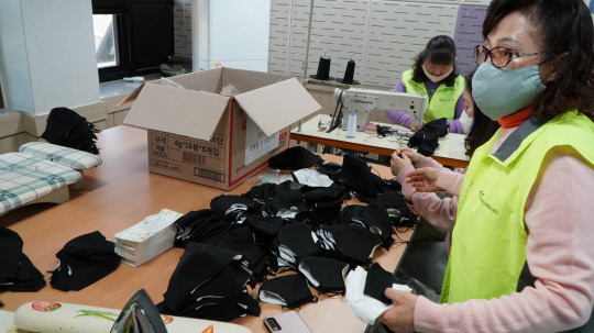 말끄미정리수납봉사단 자원봉사자들이 지난 30일 홍성군자원봉사센터에서 면마스크를 제작하고 있다. 김성준 기자
