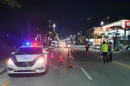 충남부여경찰서 교통경찰관들이 지난 23일 부여에서 음주단속을 실시하고 있다. 사진=충남지방경찰청 제공
