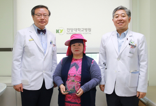사진 왼쪽부터 건양대병원 최원준 의료원장, 김수옥 씨, 외과 최인석 교수.
사진=건양대병원 제공
