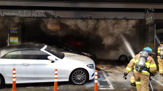31일 오전 8시 54분쯤 대전시 중구 대흥동의 한 원룸 건물 주차장에서 불이 났다. 불은 차량 1대를 전소시키는 등 총 9대를 태워 8700여 만원의 재산피해를 내고14분 만에 진화됐다. 사진=대전소방본부 제공