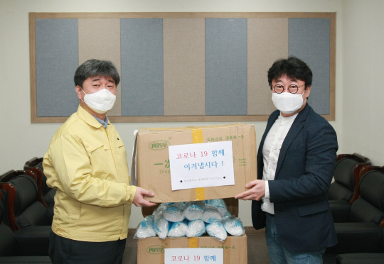 영화학과 어일선(오른쪽) 교수가 1일 곽노준 국제교류처장에게 염리 학생이 기증한 마스크를 전달하고 있다. 사진=청주대 제공
