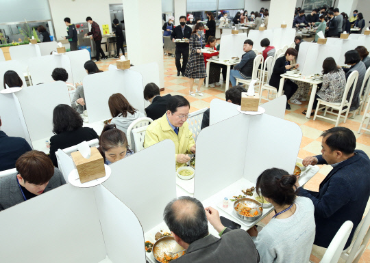 1일 대전 서구의 구내식당에 종이 가림막이 설치됐다. 사진=서구 제공
