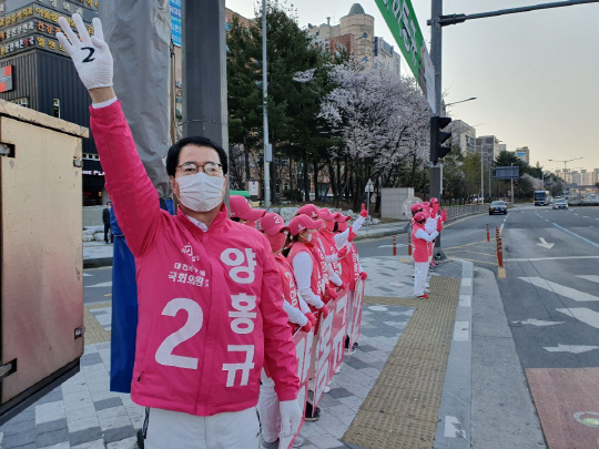 제21대 총선 공식선거운동 첫날인 2일, 양홍규 미래통합당 대전 서구 을 후보가 시민들에게 인사를 하고 있다. 김량수 인턴기자
