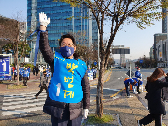 제21대 총선 공식선거운동 첫날인 2일, 박범계 더불어민주당 대전 서구 을 후보가 시민들에게 인사를 하고 있다. 김량수 인턴기자
