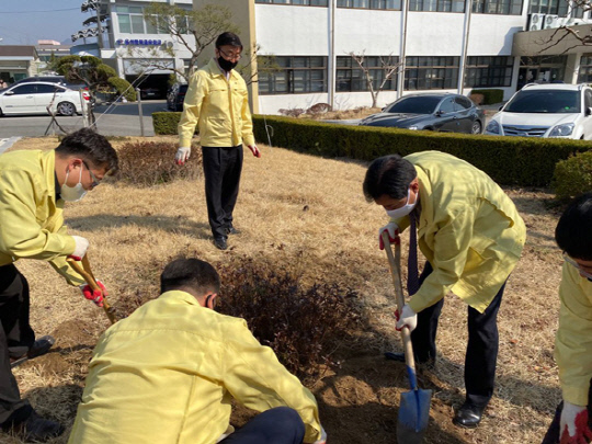 음성교육지원청(교육장 장병욱)은 지난 2일 `제75회 식목일`을 맞아 나무 심기 행사를 가졌다.  사진은 직원들이 나무를 심기 위해 구덩이를 파고 있는 모습     사진=음성교육지원청 제공
