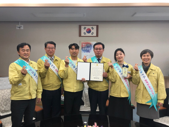 대전동부교육지원청은 지난 3일 청렴실천 다짐대회를 열고 청렴타임캡슐을 묻고 나무심기 행사를 진행했다. 사진 = 대전시교육청 제공 
