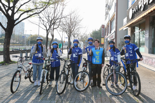 박범계 더불어민주당 대전 서구 을 후보는 지난 3일 자신의 선거사무소 인근 자전거 전용도로에서`친환경 자전거 유세단`을 발족했다. 사진=박범계 후보 제공
