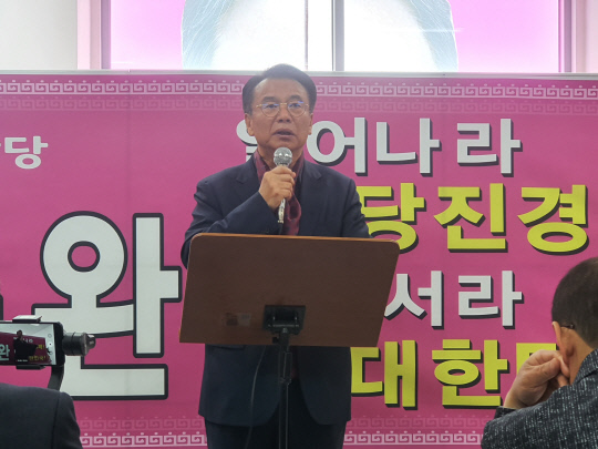 미래통합당 당진 예비후보였던 정석래씨가 6일 보수단일화로 총선에서 승리해야 한다며 김동완 후보 지지를 선언했다.
