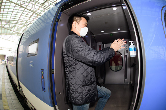 한국철도가 승객 접촉 다발 지역에 손소독제를 비치하고 수시 방역을 펼치고 있다. 사진=한국철도 제공 
