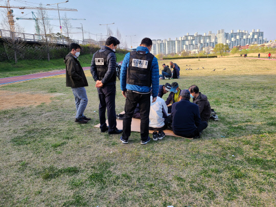 대전서부경찰서 형사들이 천변 등을 중심으로 범죄안전활동과 사회적 거리두기를 독려하고 있다. 사진=대전지방경찰청 제공
