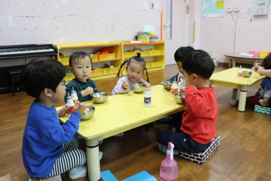 옥천군 안내면 행복한 어린이집에서 보육아동들이 간식을 먹고 있다 .사진=옥천군 제공 
