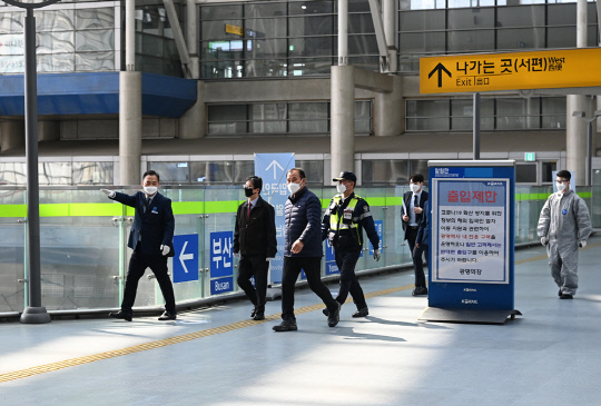손병석 한국철도 사장(사진 왼쪽 두번째)이 7일 오후 광명역에서 무증상 해외입국자의 동선을 따라 방역상항을 점검하고 있다. 사진=한국철도 제공 
