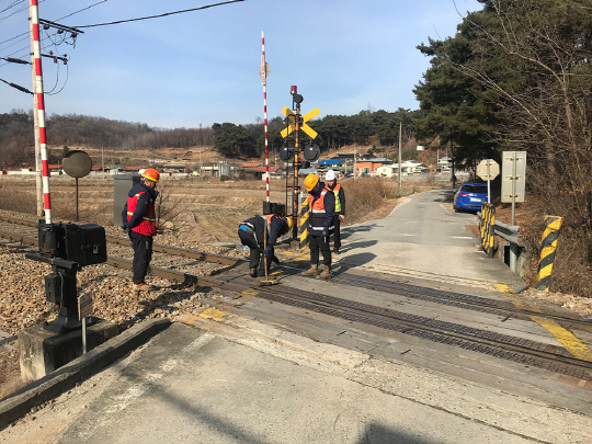 한국철도가 전국 선로 인근에서 특별 안전점검을 펼치고 있다. 사진=한국철도 제공 
