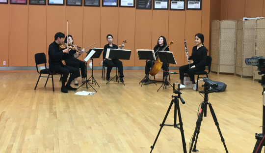 대전시립교향악단이 9일 시향 연습실에서 온라인 콘서트 리허설을 하고 있다. 사진=강은선 기자
