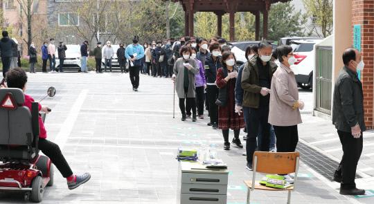 대전시 동구 가오중학교 투표소를 찾은 많은 유권자들이 길게 줄지어 순서를 기다리고 있다. [사진=빈운용 기자]