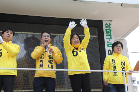 심상정(오른쪽 두번째) 대표가 12일 청주를 방문, 김종대 후보 지지를 호소하고 있다. 사진=김종대 후보 선거사무소 제공
