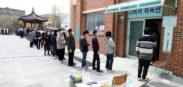 12일 대전시 동구 가오중학교 투표소를 찾은 많은 유권자들이 길게 줄지어 순서를 기다리고 있다. 사진=빈운용 기자