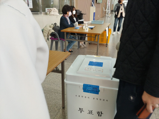 21대 국회의원 총선거가 치러진 15일 개표소가 설치된 세종컨벤션센터에서 가장 먼저 도착한 중촌1동 투표함을 인수인계하고 있다. 이용민 기자

