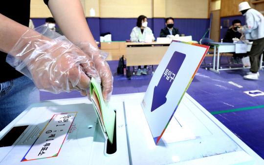 제21대 국회의원 선거일인 15일 대전월평초등학교에 마련된 월평1동 투표소에서 유권자들이 소중한 한표를 행사하고 있다. 빈운용 기자
