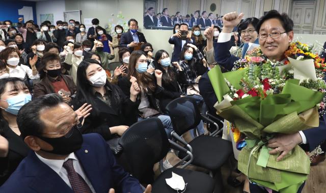 환호하는 박범계 더불어민주당 대전서구을 후보. 사진=빈운용 기자