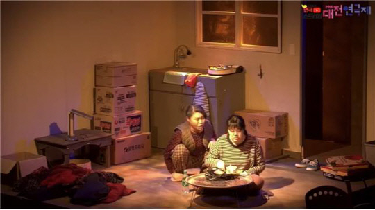 극단 마당 `곱등이네 집` 연극의 한 장면. 사진=극단 마당 제공

