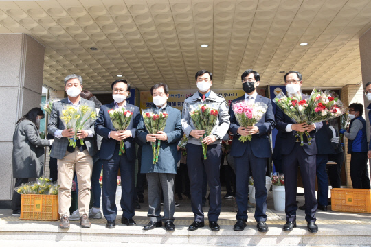 진천경찰서는 23일 경찰서 현관에서 코로나19 피해농가 돕기 희망의 꽃 나눔행사를 펼쳤다. 사진=진천경찰서 제공
