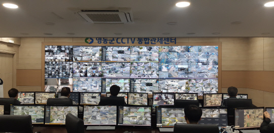 영동군 CCTV 통합관제센터 모니터요원이 영동지역 곳곳에 설치된 총 650여 대의 CCTV와 통합 연계해 전 지역을 모니터링하고 있다. 사진=영동군 제공.
