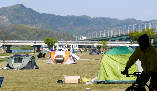 한낮 기온 19도까지 오른 26일 대전 갑천으로 주말 나들이를 나온 시민들이 텐트를 치고 쉬고 있다. 윤종운 기자