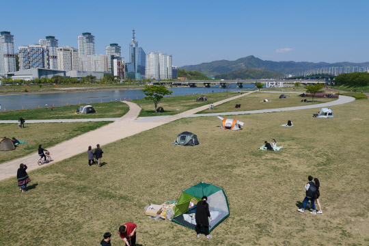 한낮 기온 19도까지 오른 26일 대전 갑천으로 주말 나들이를 나온 시민들이 텐트를 치고 쉬고 있다. 윤종운 기자